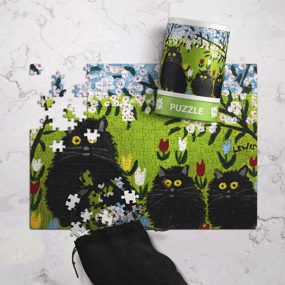 Three Black Cats Puzzle (300 Pieces)